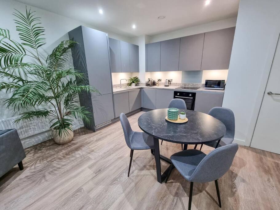 Stunning 4-Bedroom Townhouse With Free Parking Manchester Eksteriør billede